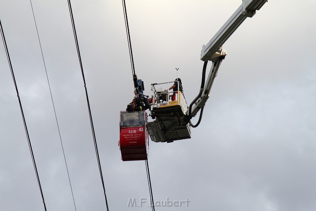 Koelner Seilbahn Gondel blieb haengen Koeln Linksrheinisch P598.JPG